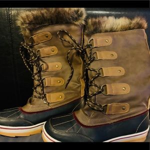 Women’s size lg 8/9 boots